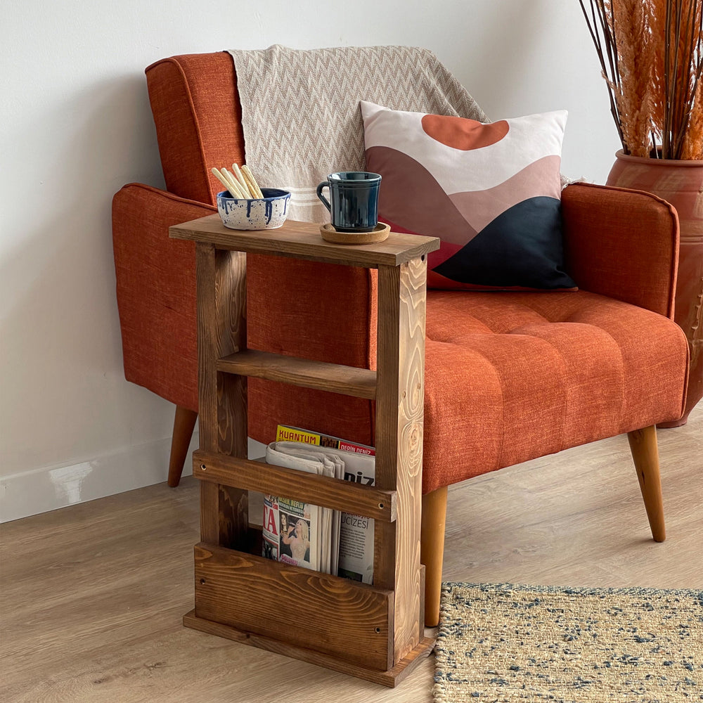 Stolik boczny z drewna sosnowego Nørhald, bejcowany [en.casa]