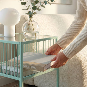 Stolik boczny Tronevn ze szklanym blatem [en.casa]