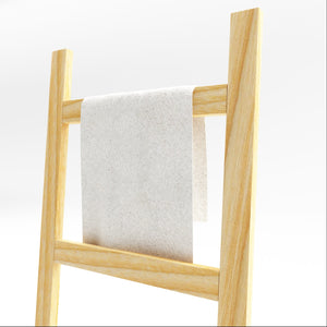 Drabinka na ręczniki z drewna sosnowego Luumäki w różnych kolorach. kolory [en.casa]