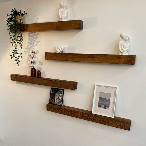 Półka ścienna z drewna sosnowego Munkebo, bejcowana w różnych rozmiarach. rozmiary [en.casa]